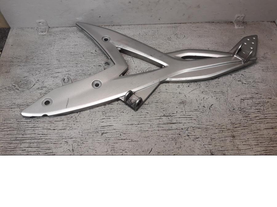 Framsidan på Fotpinnefäste från en Kawasaki ER-6F -2007 motorcykel.