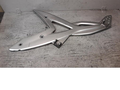 Framsidan på Fotpinnefäste från en Kawasaki ER-6F -2007 motorcykel.