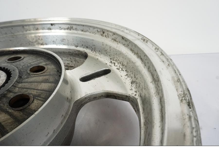 Vänster sida på Fälg från en Kawasaki VN 1500 -2003 motorcykel.