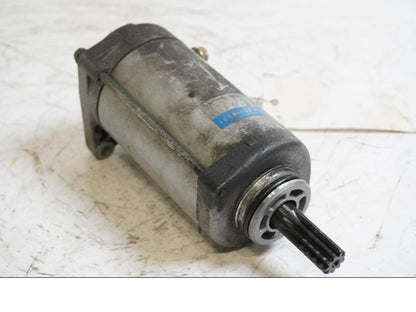 Framsidan på Startmotor från en Suzuki DL 1000 -2004 motorcykel.