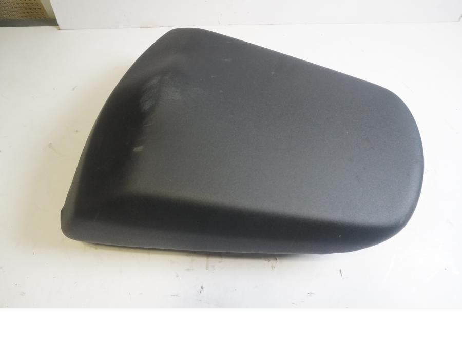 Baksidan på Sadel från en Suzuki GSF 650 -2011 motorcykel.