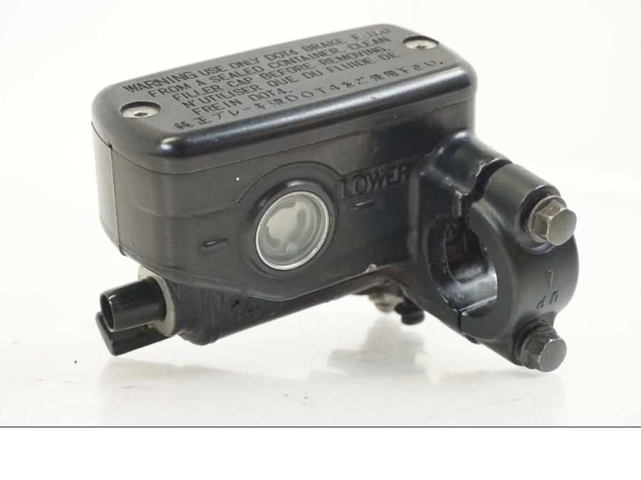 Framsidan på Bromshuvudcylinder från en Honda VFR 800 -2003 motorcykel.