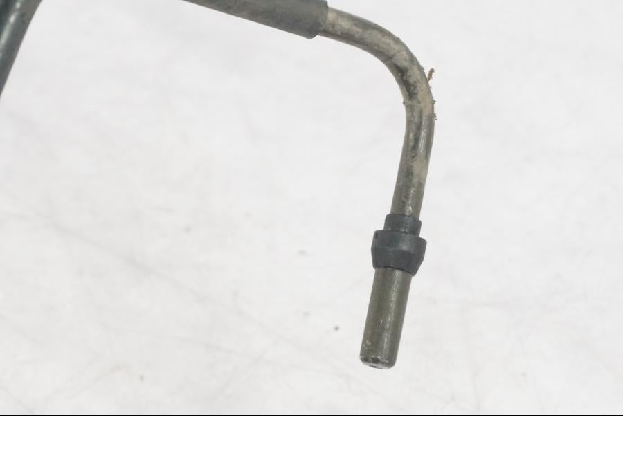 Snett nerifrån på Bromsledning från en BMW R 1200 GS -2005 motorcykel.