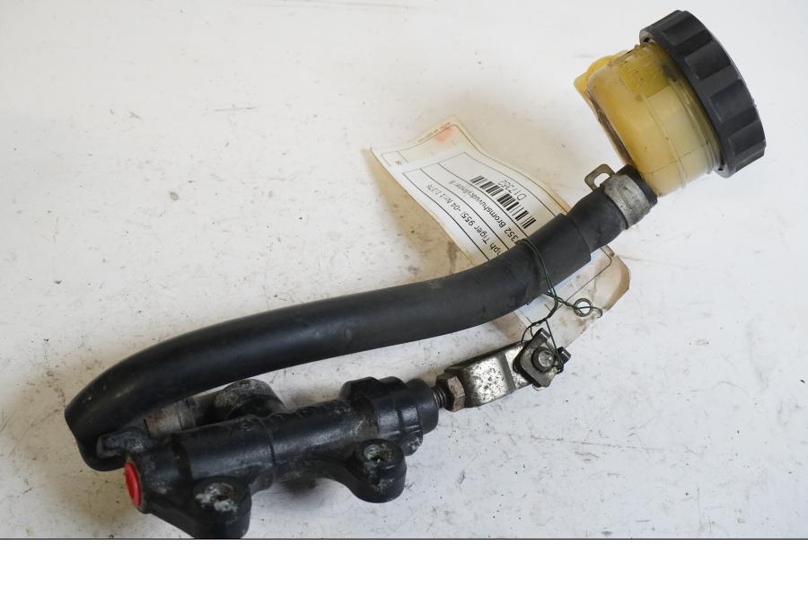 Framsidan på Bromshuvudcylinder från en Triumph Tiger -2004 motorcykel.