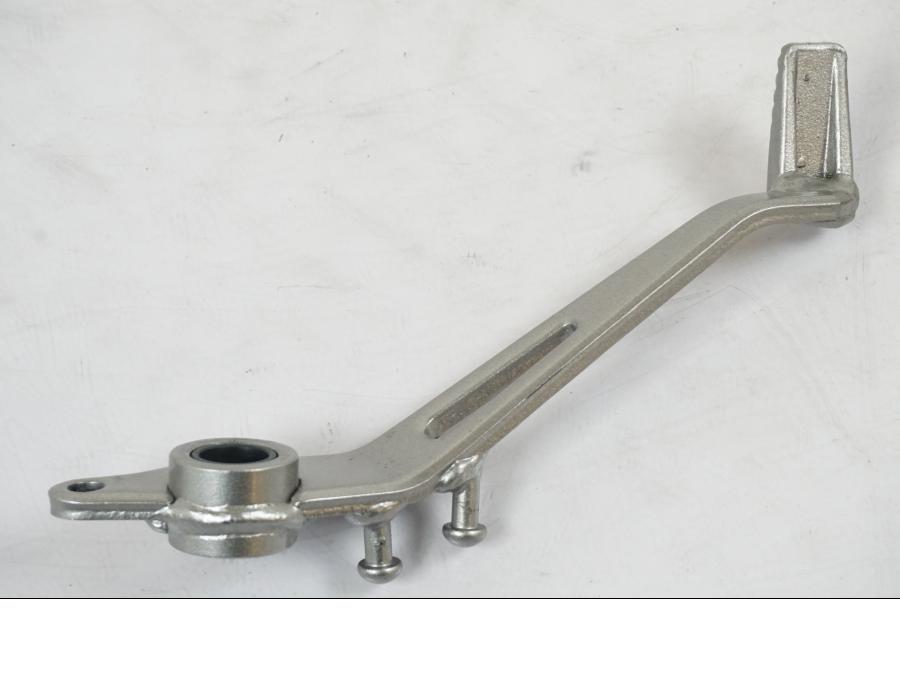 Höger sida på Bromspedal från en Kawasaki Z 900 -2021 motorcykel.