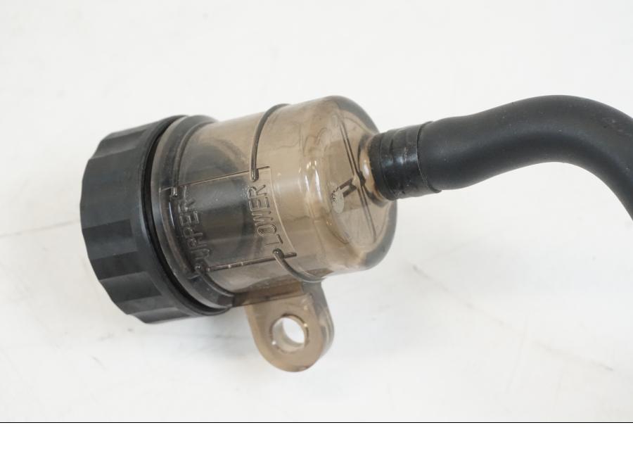 Snett nerifrån på Bromshuvudcylinder från en Triumph Speed Triple -2021 motorcykel.