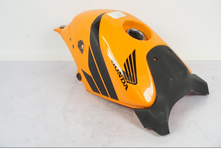 Snett nerifrån på Bensintank från en Honda CBR 125 R -2006 motorcykel.