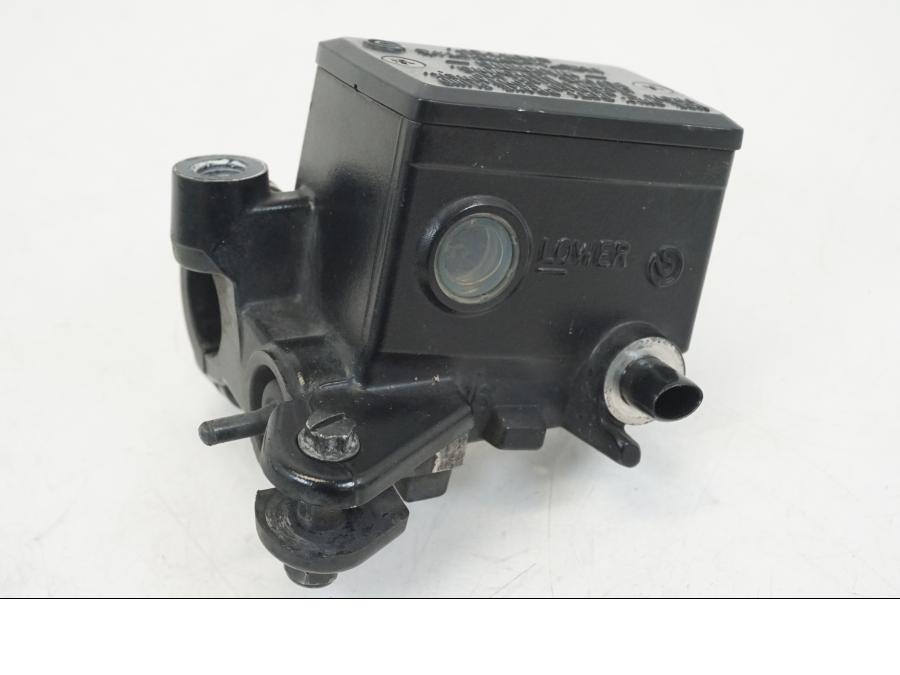 Framsidan på Bromshuvudcylinder från en Yamaha XT 1200 A -2010 motorcykel.