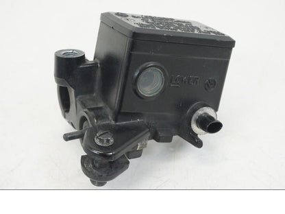 Framsidan på Bromshuvudcylinder från en Yamaha XT 1200 A -2010 motorcykel.