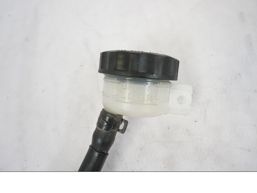 Vänster sida på Bromshuvudcylinder från en Kawasaki ER-6N -2012 motorcykel.