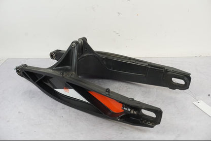 Vänster sida på Sving från en KTM 790 Duke -2018 motorcykel.