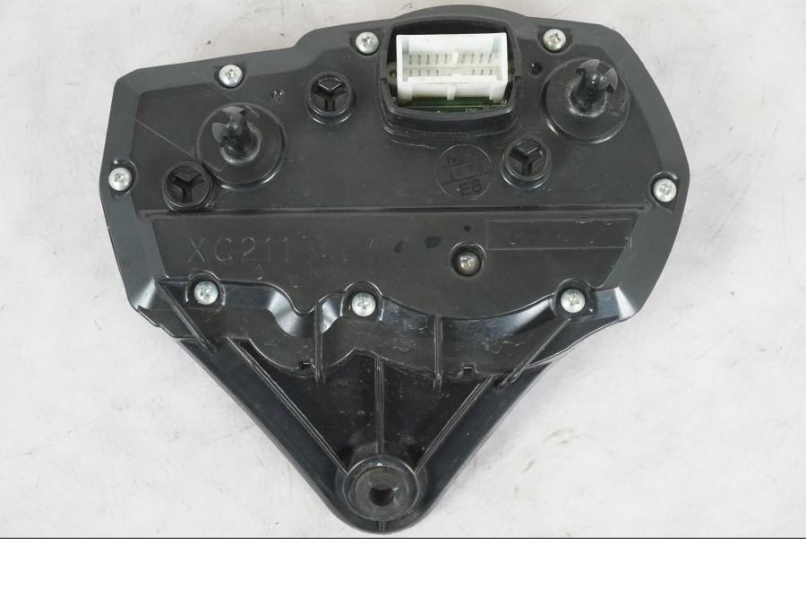 Snett uppifrån på Instrumentpanel från en Suzuki GSX-R 750 -2007 motorcykel.