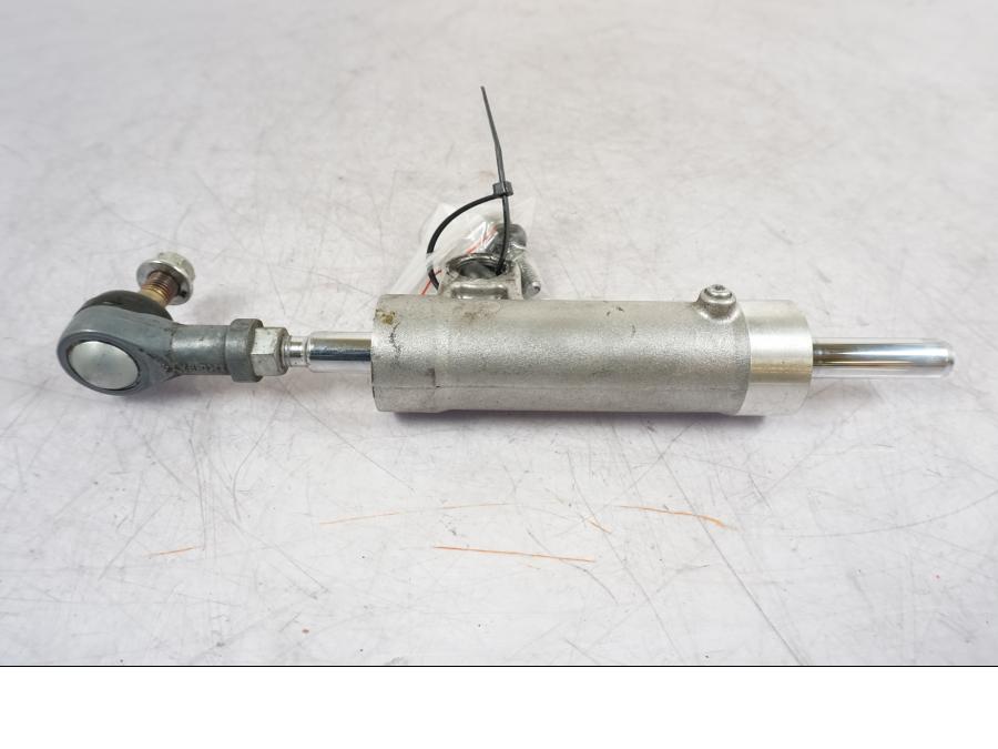 Snett uppifrån på Styrdämpare från en Suzuki GSX 1300 RX -1999 motorcykel.