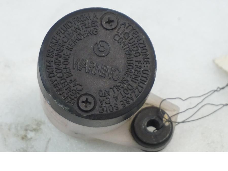 Höger sida på Bromsvätskebehållare från en Aprilia RSV 1000 -2010 motorcykel.