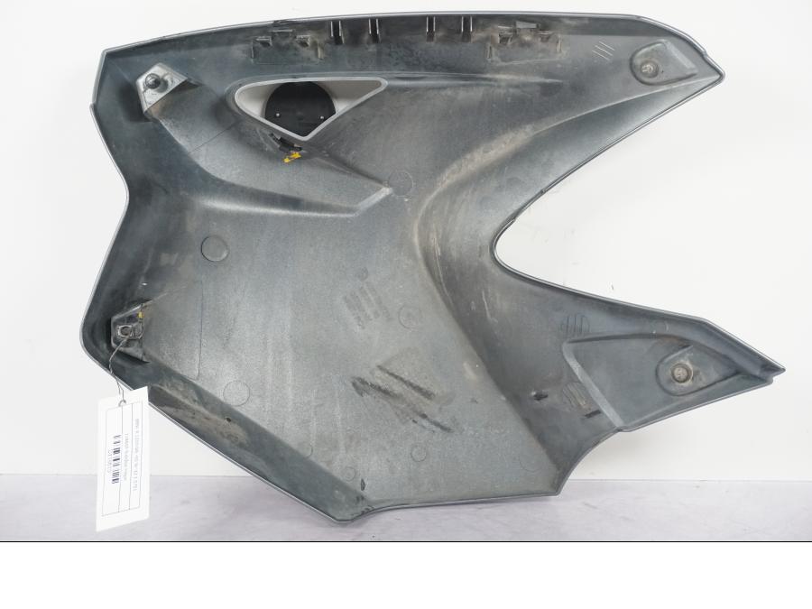 Snett nerifrån på Sidkåpa från en BMW R 1200 GS -2005 motorcykel.