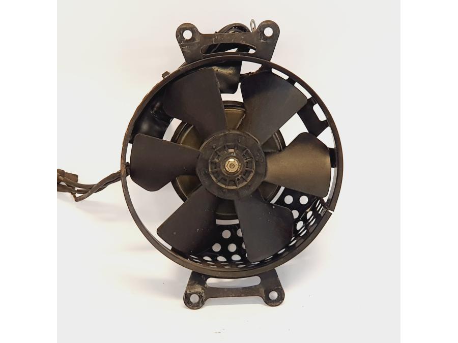 Höger sida på Vattenkylfläkt från en Kawasaki VN 1500 -1996 motorcykel.