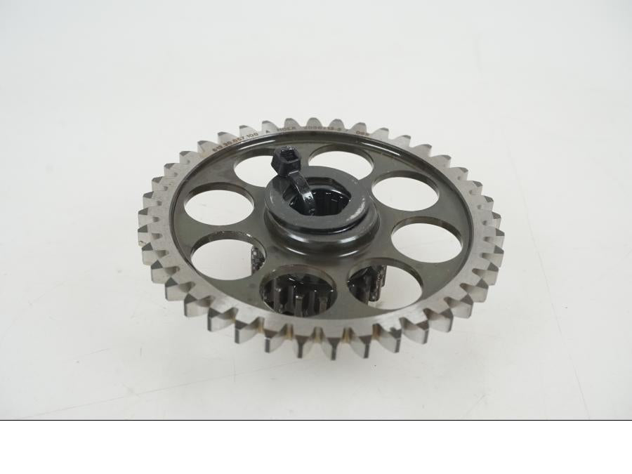 Baksidan på Kamkedjedrev från en KTM 1290 Super Duke R -2021 motorcykel.