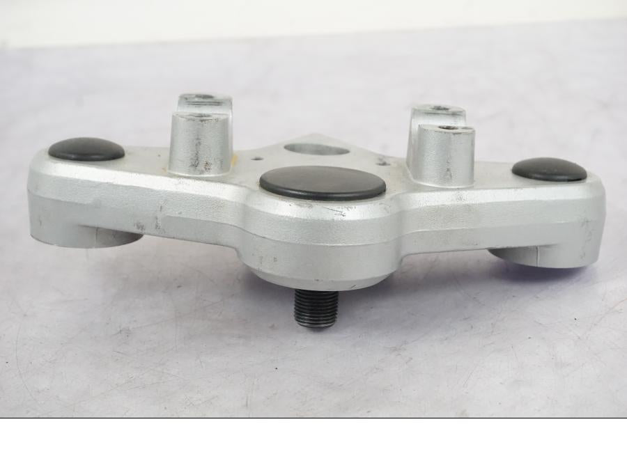 Snett nerifrån på Gaffelkrona från en BMW R 1150 R -2004 motorcykel.