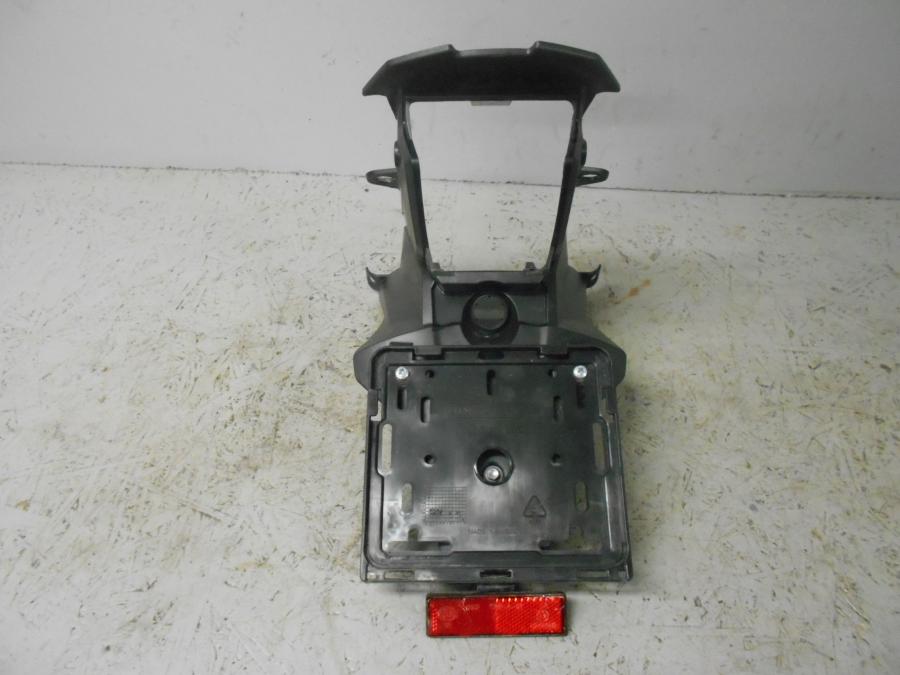 Vänster sida på Skylthållare från en Triumph Tiger 800 -2016 motorcykel.