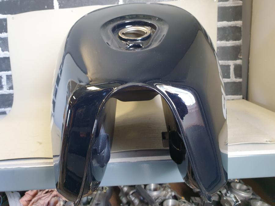 Baksidan på Bensintank från en Suzuki RG 125 -1993 motorcykel.