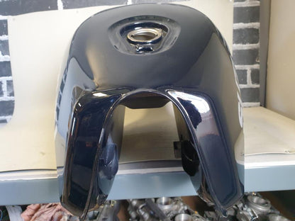 Baksidan på Bensintank från en Suzuki RG 125 -1993 motorcykel.