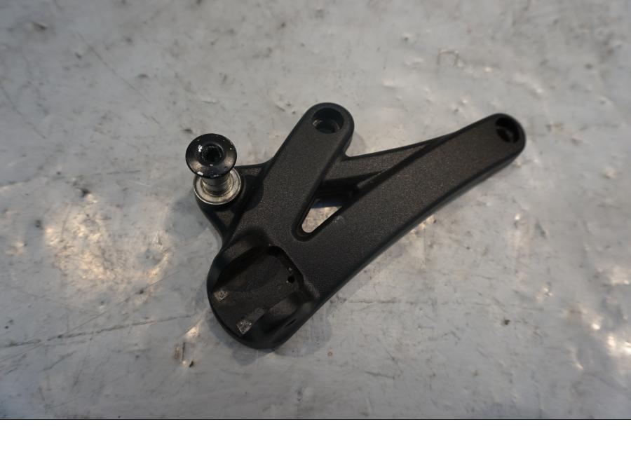 Framsidan på Fotpinnefäste från en Ducati Diavel -2015 motorcykel.