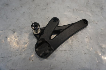 Framsidan på Fotpinnefäste från en Ducati Diavel -2015 motorcykel.