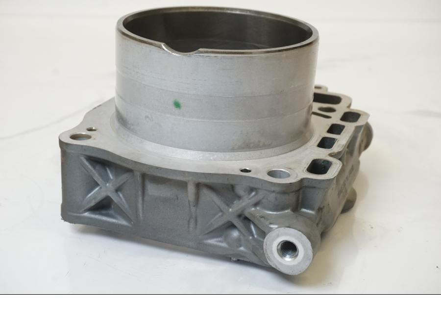 Baksidan på Cylinder från en KTM 1190 Adventure -2015 motorcykel.