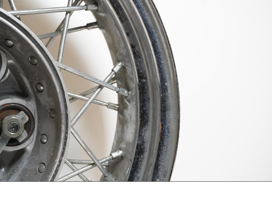 Extrabild5 på Fälg från en Yamaha XVS 1100 -2000 motorcykel.