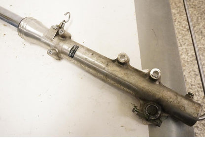 Vänster sida på Gaffelben från en Kawasaki VN 750 -1994 motorcykel.