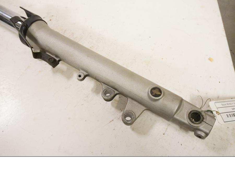 Baksidan på Gaffelben från en Suzuki GS 500 -2004 motorcykel.