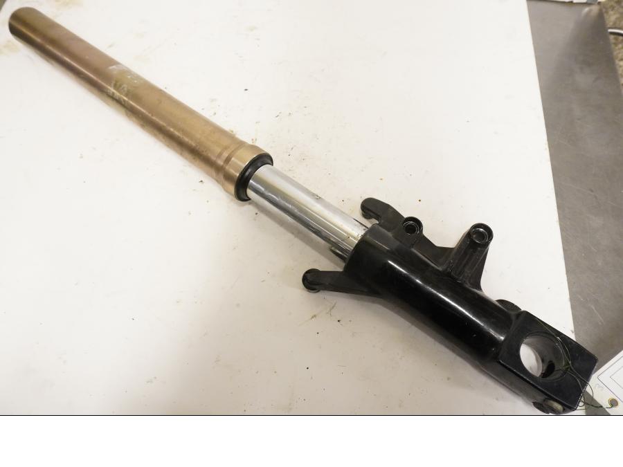 Framsidan på Gaffelben från en Kawasaki ZXR 750 -1993 motorcykel.