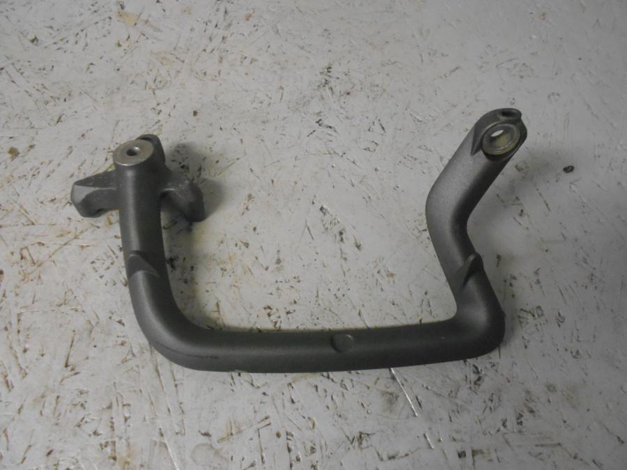 Baksidan på Passagerarhandtag från en Triumph Tiger 800 -2016 motorcykel.