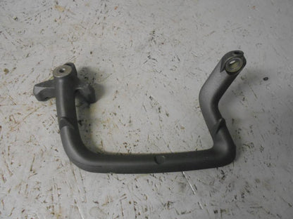 Baksidan på Passagerarhandtag från en Triumph Tiger 800 -2016 motorcykel.