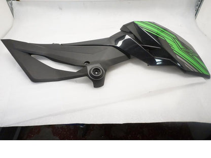 Framsidan på Bensintankskåpa från en Kawasaki Z 400 -2020 motorcykel.