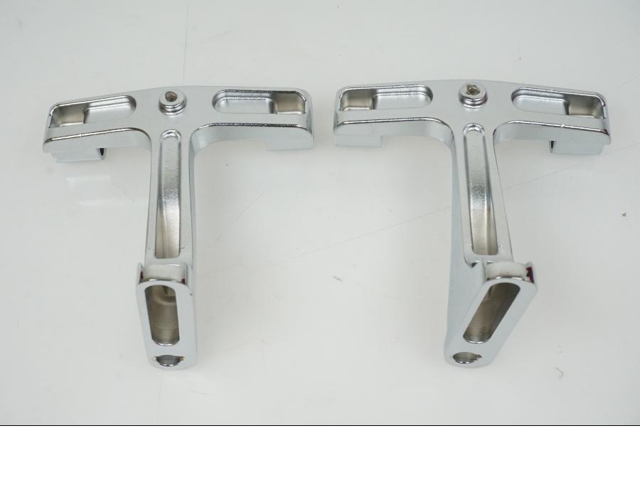 Höger sida på Fotplattefäste från en H-D Harley diverse -2020 motorcykel.