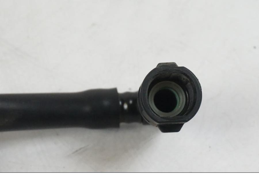 Snett uppifrån på Bensinledning från en Suzuki VZR 1800 -2009 motorcykel.