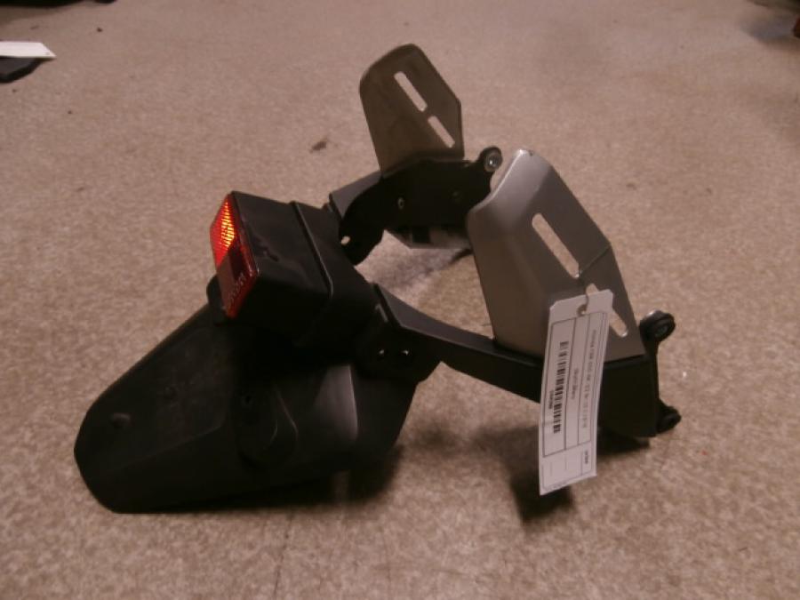 Baksidan på Skylthållare från en Honda CBR 600 RR -2003 motorcykel.