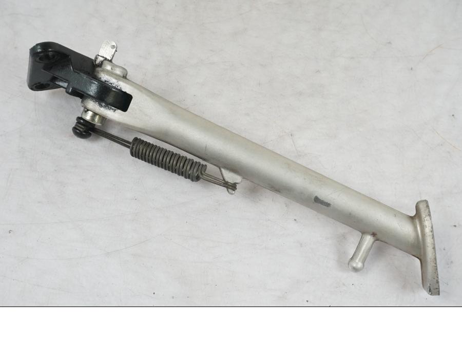 Snett nerifrån på Sidostöd från en Triumph Daytona 955I -2000 motorcykel.