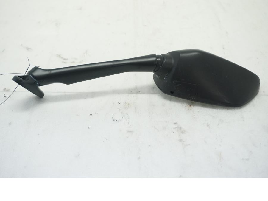 Framsidan på Backspegel från en Honda CBR 500 R -2013 motorcykel.