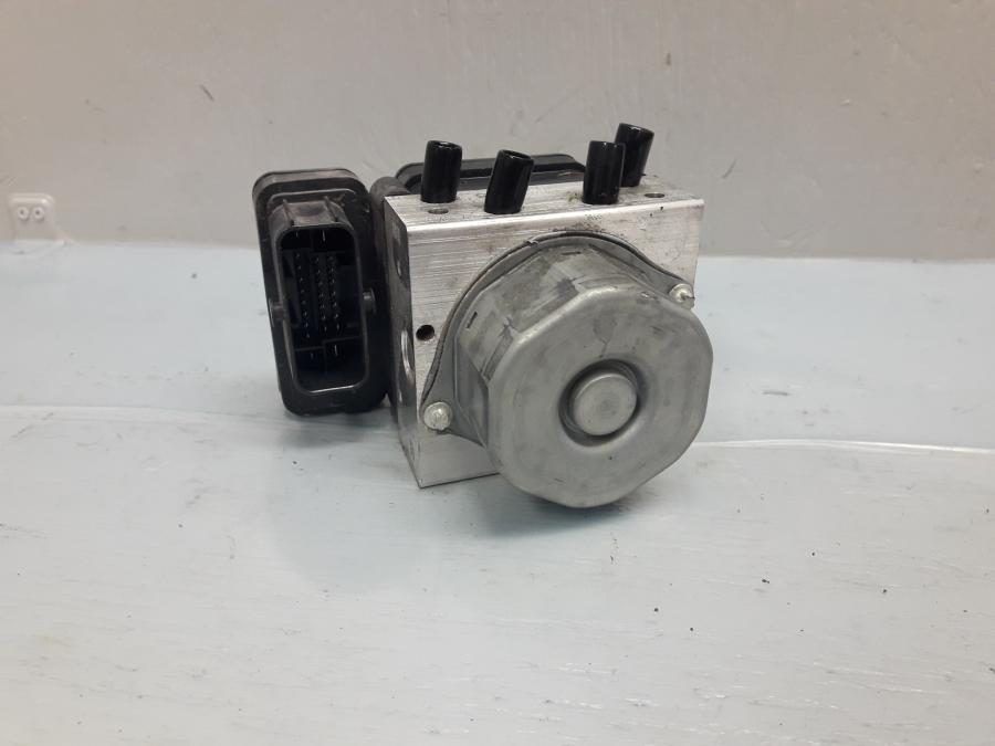 Framsidan på ABS Modulator från en Suzuki DL 1000 -2018 motorcykel.