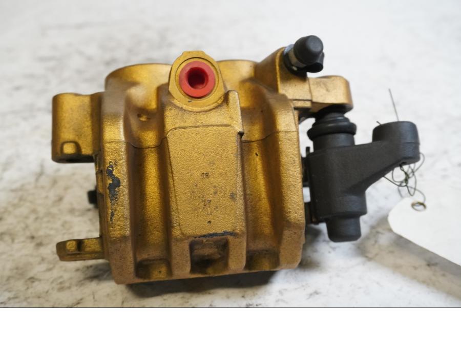 Baksidan på Bromsok från en Triumph Street Triple -2011 motorcykel.