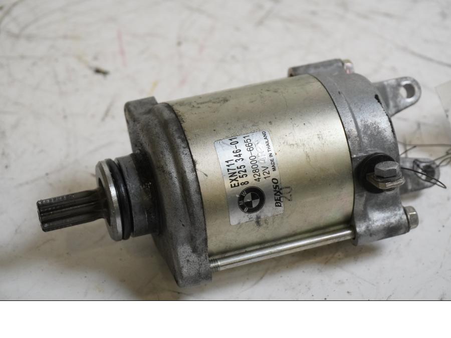 Framsidan på Startmotor från en BMW S 1000 R -2015 motorcykel.