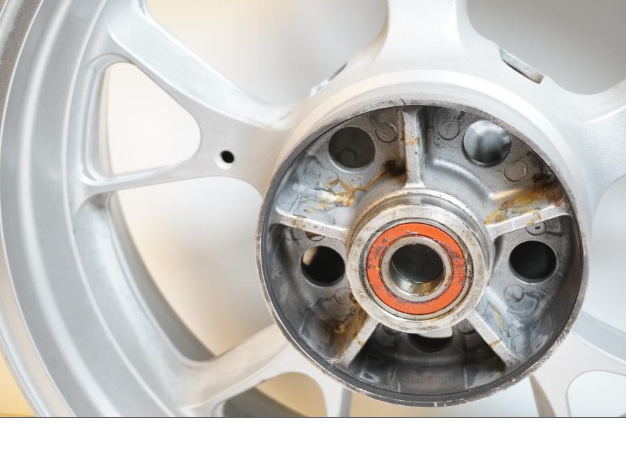 Vänster sida på Fälg från en Kawasaki ZZ-R 1400 -2010 motorcykel.