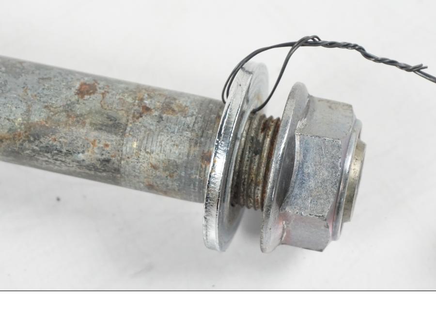 Vänster sida på Axel från en Yamaha YZF 1000 R1 -2007 motorcykel.