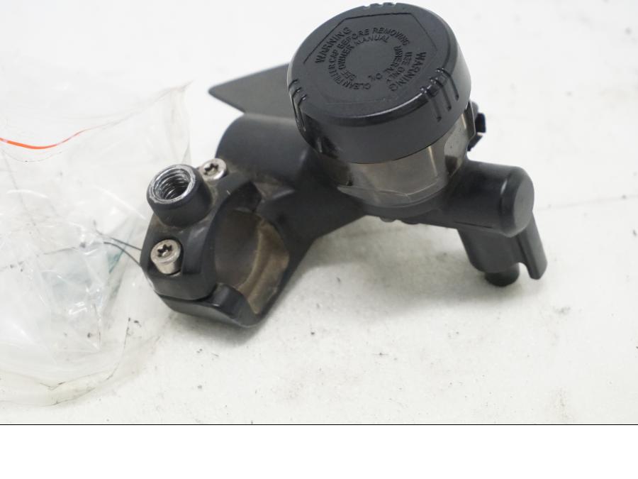 Baksidan på Kopplingshuvudcylinder från en BMW R 1200 GSA -2011 motorcykel.