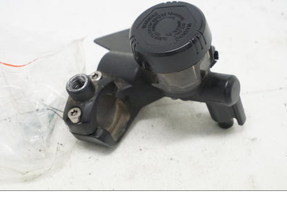 Baksidan på Kopplingshuvudcylinder från en BMW R 1200 GSA -2011 motorcykel.