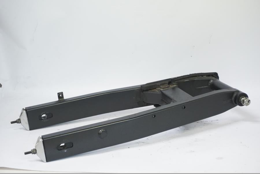 Snett nerifrån på Sving från en Honda CB 500 X -2015 motorcykel.