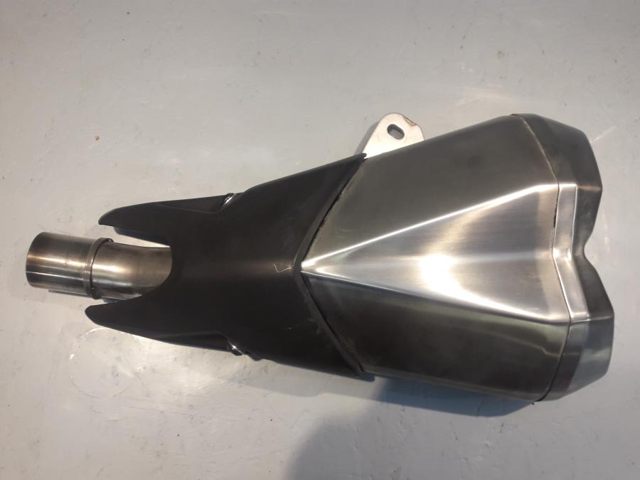 Framsidan på Ljuddämpare från en Kawasaki Z 1000 -2014 motorcykel.