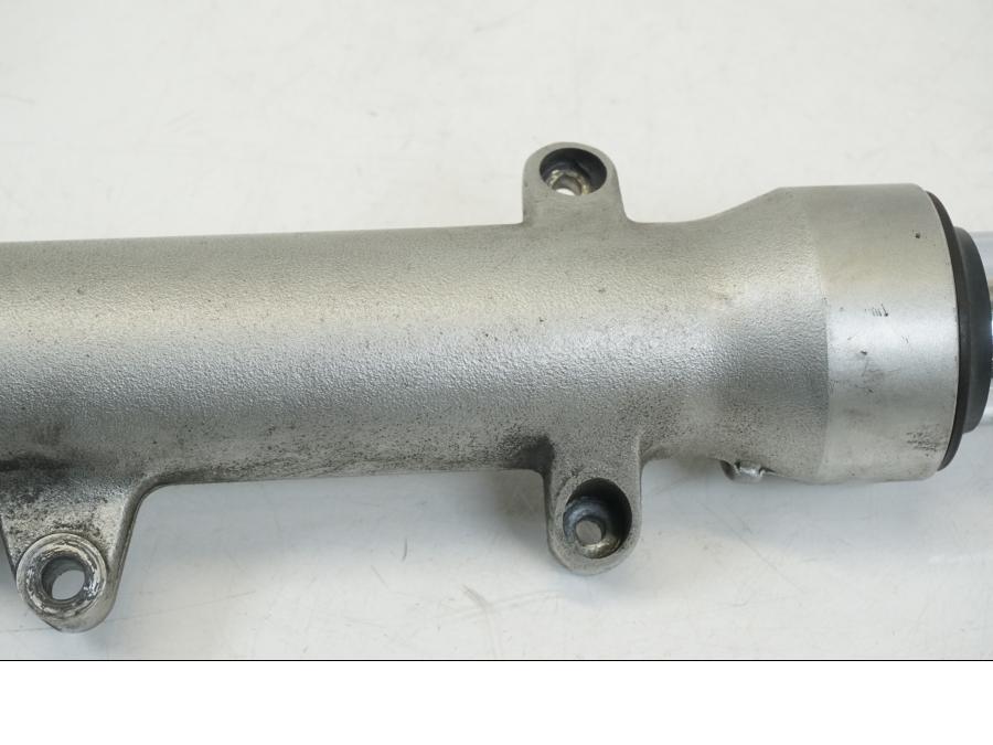 Snett uppifrån på Gaffelben från en Honda CB 750 -2002 motorcykel.